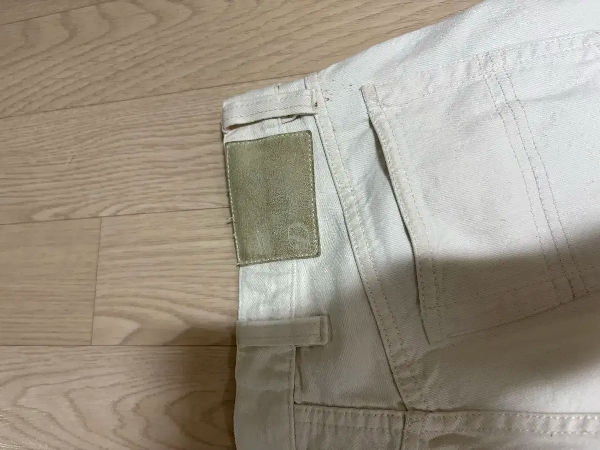 エクリュジーン