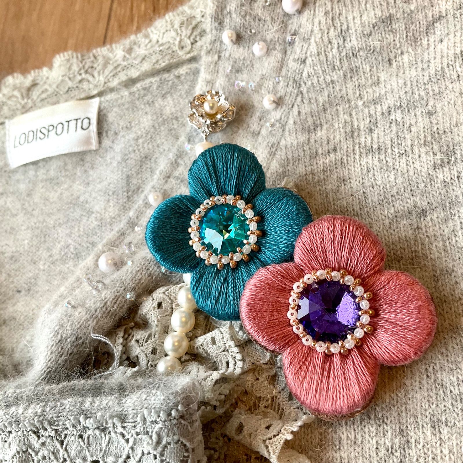 ぷっくり艶めくお花の刺繍ブローチ ターコイズブルー 水色 - メルカリ