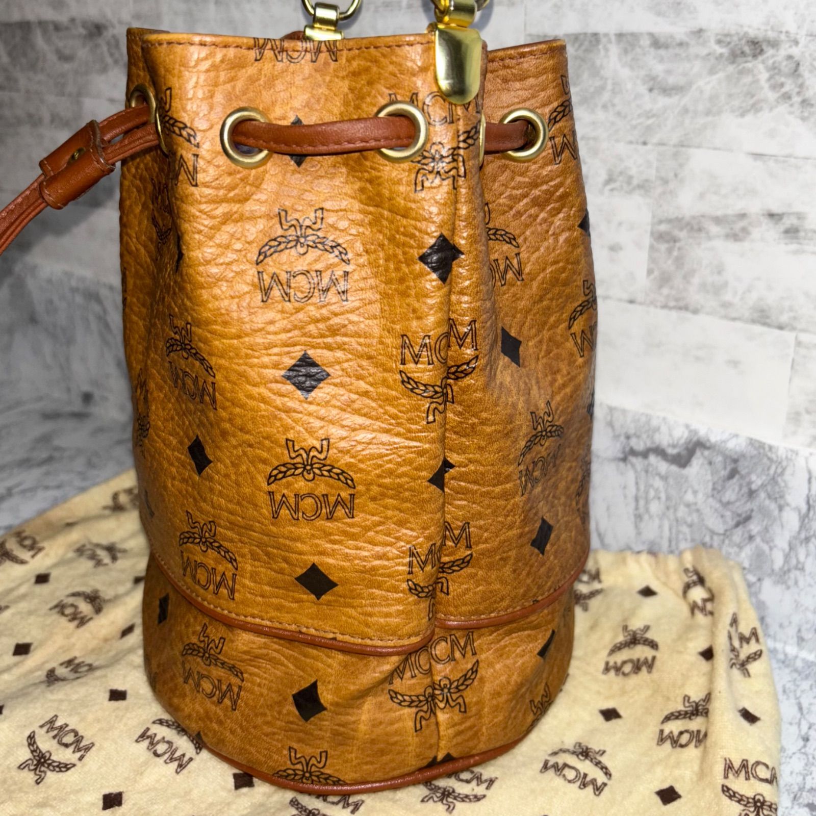 MCM エムシーエム ロゴグラム ショルダーバッグ 斜め掛け 筒型
