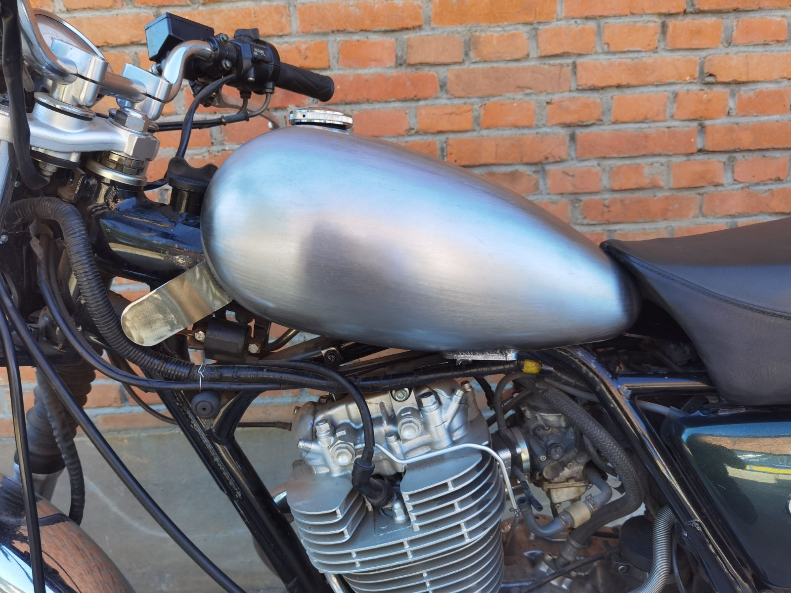 ヤマハ　SR400 タンク　純正コック仕様　チョッパー　ボバー T-98 8L YAMAHA ヤマハ SR400&SR500用 マスタングタンク