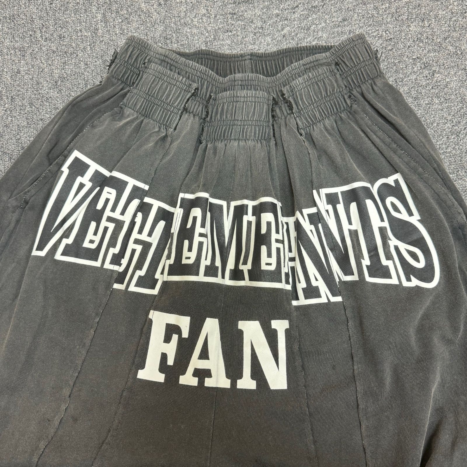 VETEMENTS 23AW FAN DECONSTRUCTED SWEATPANTS デザイネイテッド 再構築 スウェット パンツ  UE54SP260B ヴェトモン XS 64582A