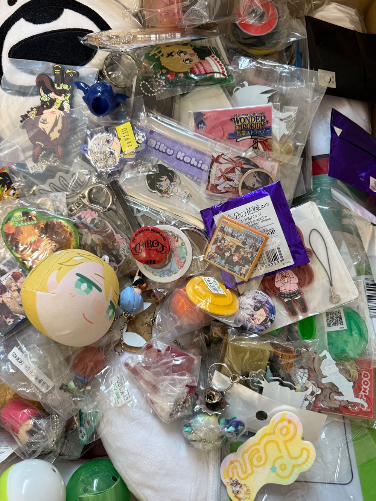 大 アニメグッズ等 缶バッジ キーホルダー クリアファイル ぬいぐるみ 一番くじ ガチャ等 300点以上大量