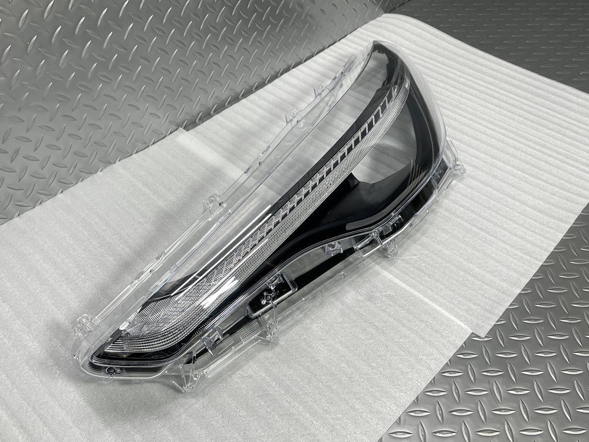 送料無料【新品】10系カローラクロス 純正左ヘッドライトカバー 8110B