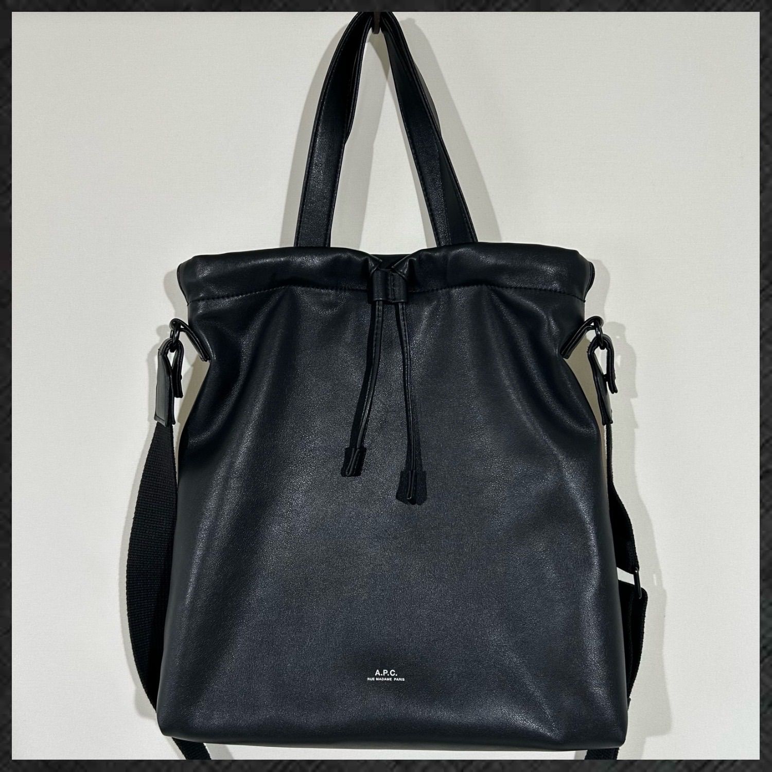 【A.P.C.】関税送料無料 Nino フェイクレザー トートバッグ 黒 A.P.C.】関税送料無料 Nino フェイクレザー トートバッグ 黒