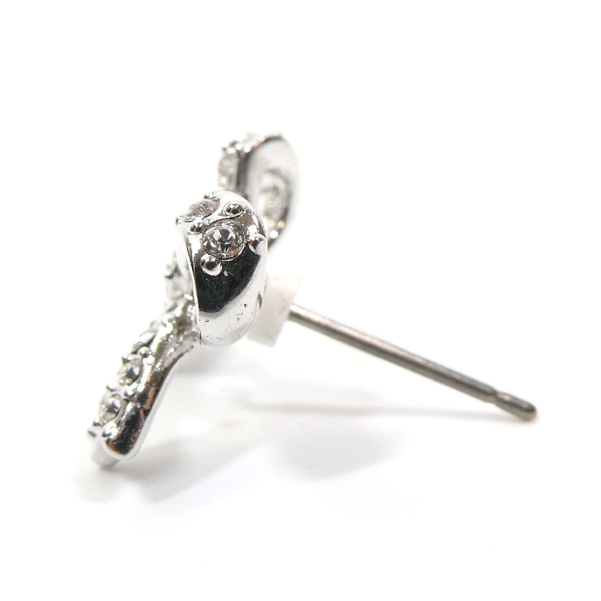 新品！スワロフスキー　リボンピアス スワロフスキー リボンピアス 箱付き SWAROVSKI - メルカリ