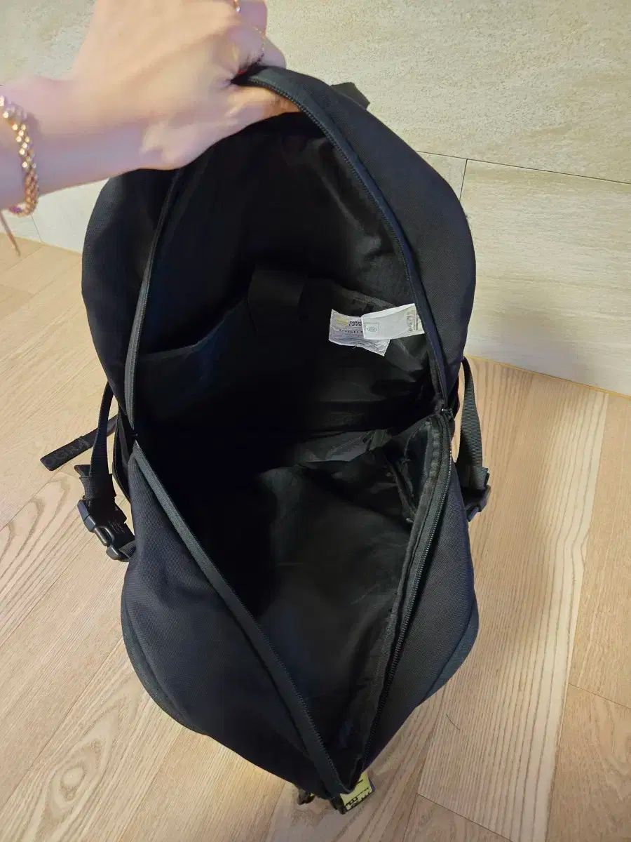NATIONAL GEOGRAPHIC ブラックリュック ナショナルジオグラフィック デイバック リュック 「日本未発売