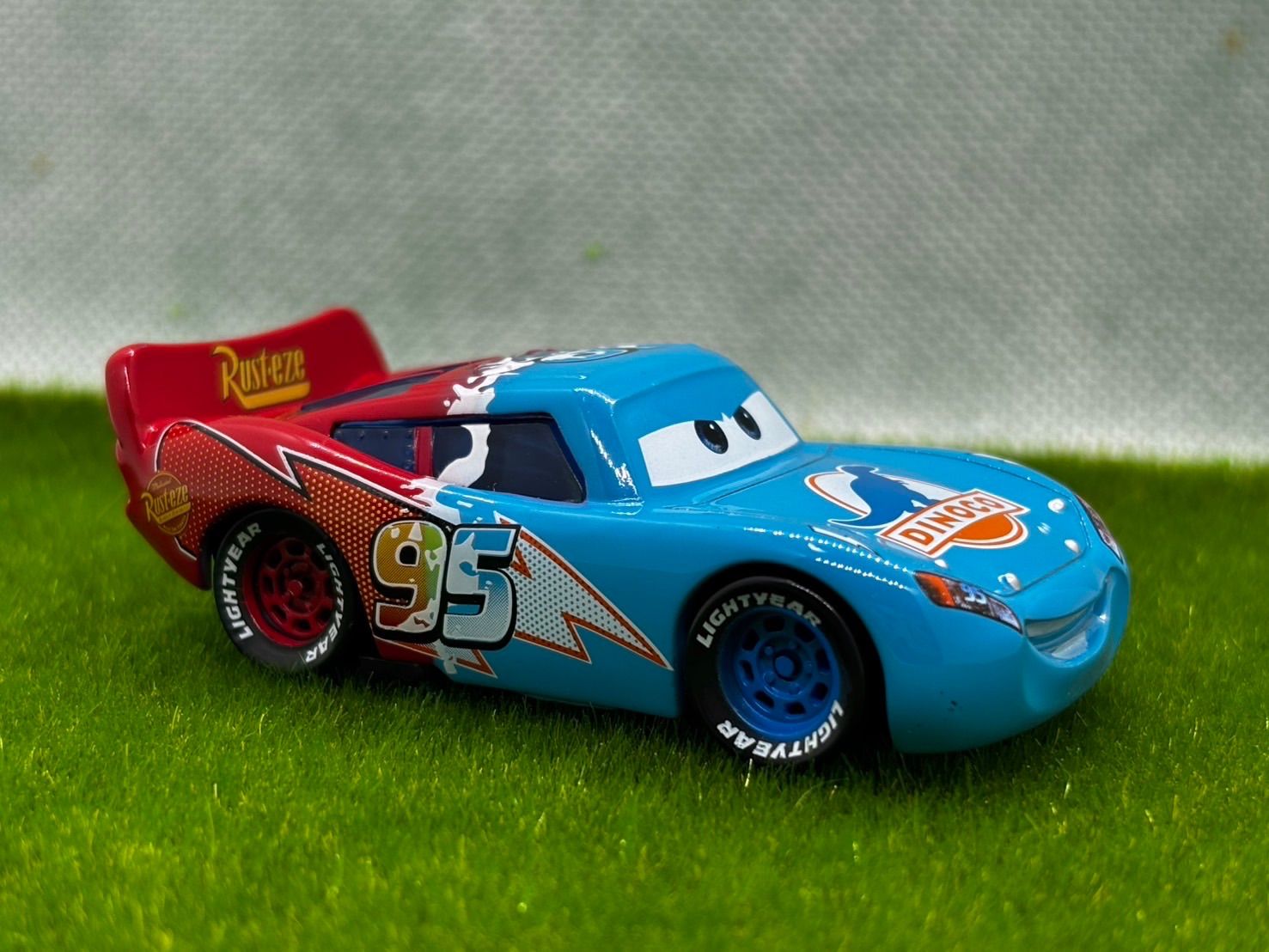 新品】カーズ ライトニングマックイーン ミニカー ラスティーズ仕様