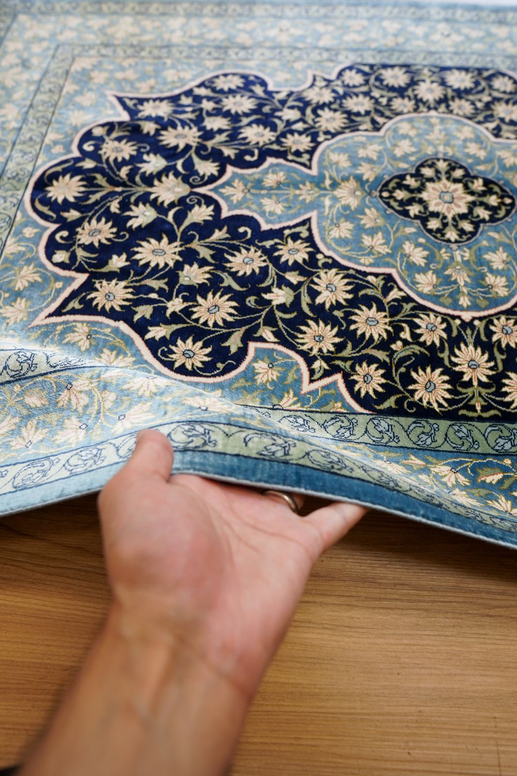 116×77cm【手織りペルシャ絨毯】クム産 シルク 100%