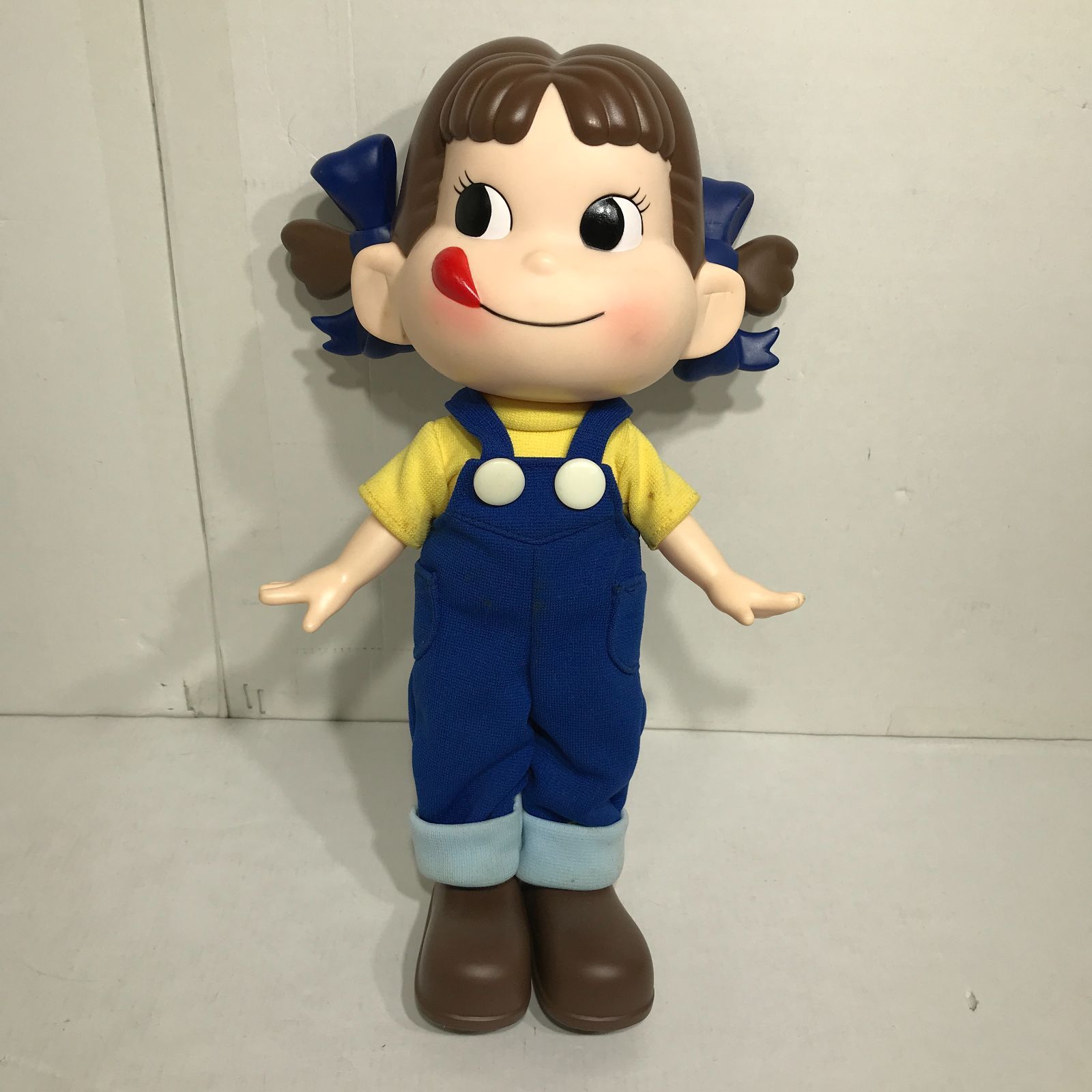 城東30-003】 不二家 ペコちゃん人形 青色 サロペット 非売品 箱あり - メルカリ