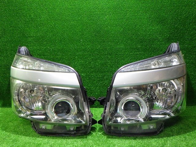 ︎トヨタ ☆ヴォクシー ZRR70W 前期 HID ヘッドライト 右 KOITO 28-203 