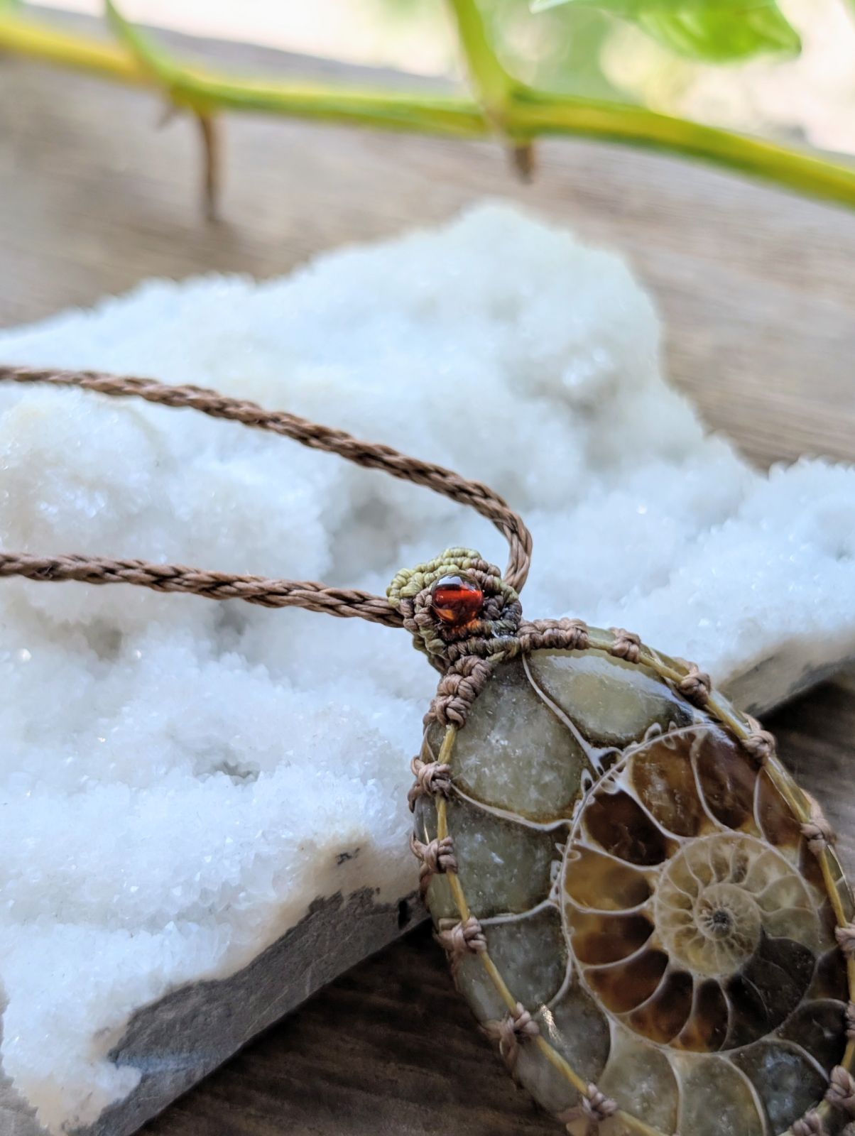 ☆アンティークカラー☆アンモナイト・化石☆マクラメ編みネックレス