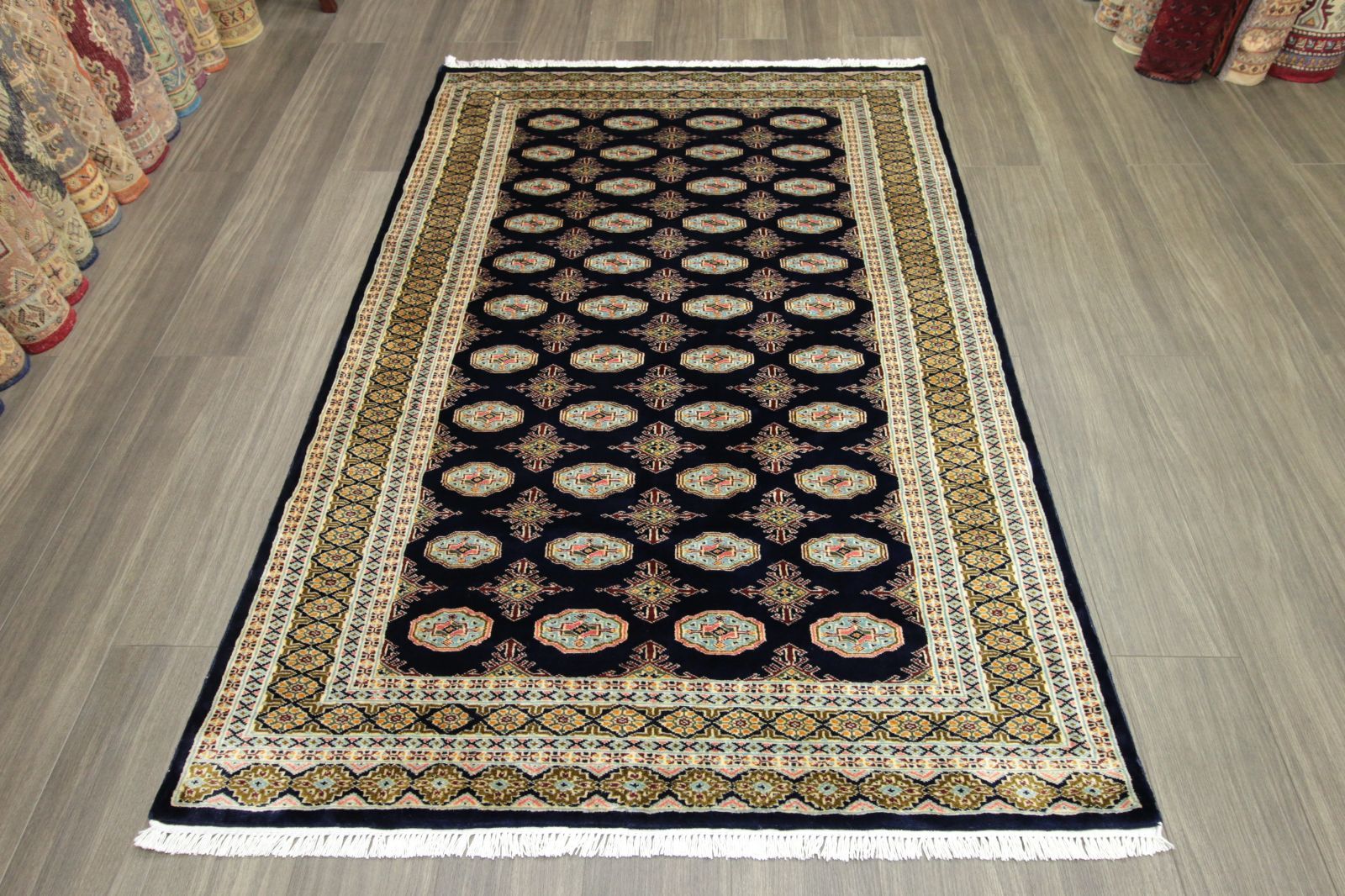 トルクメンボハラデザイン パキスタン手織り絨毯 126x190cm ＃150