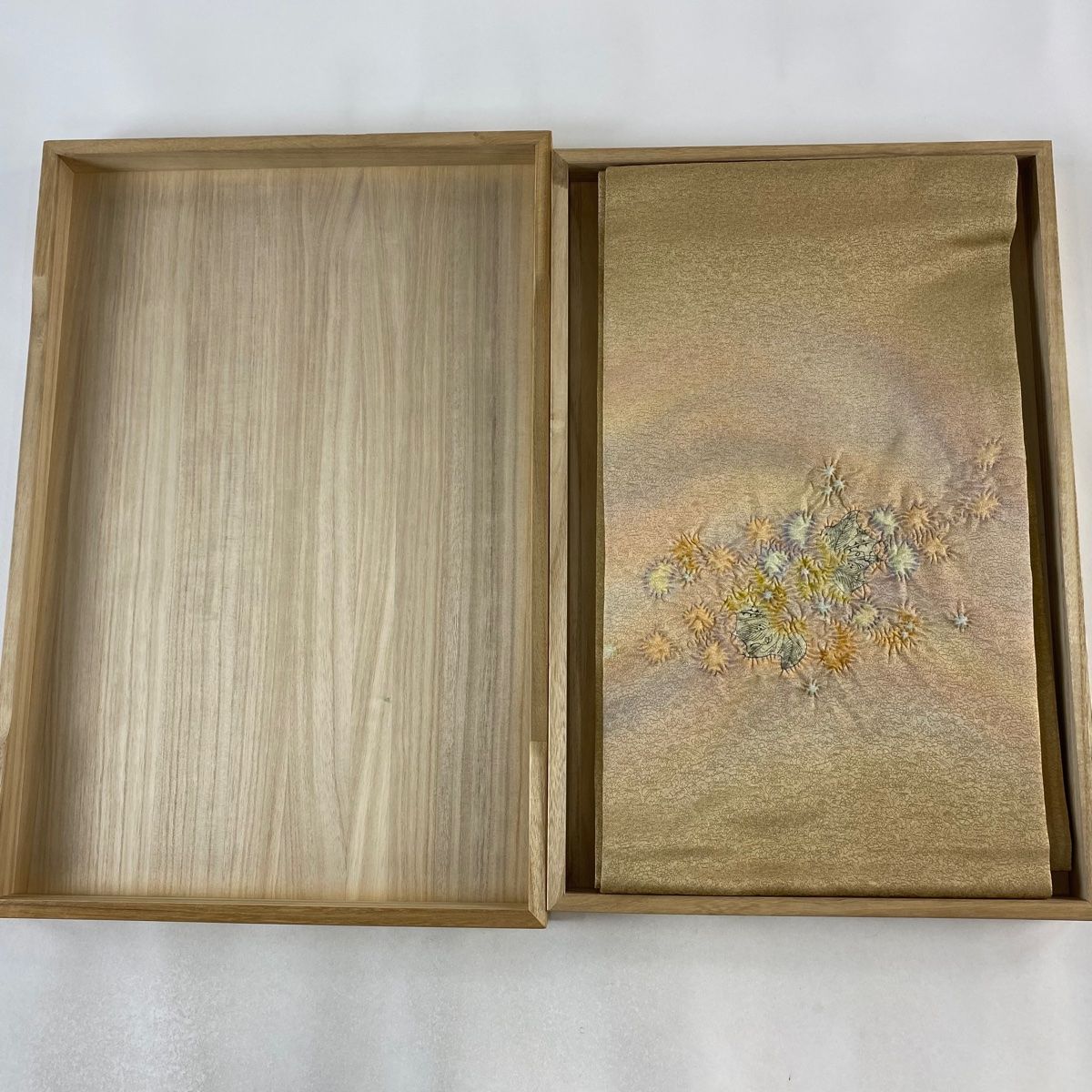 袋帯 美品 名品 落款 華文 金糸 箔 金色 お太鼓柄 正絹 【中古