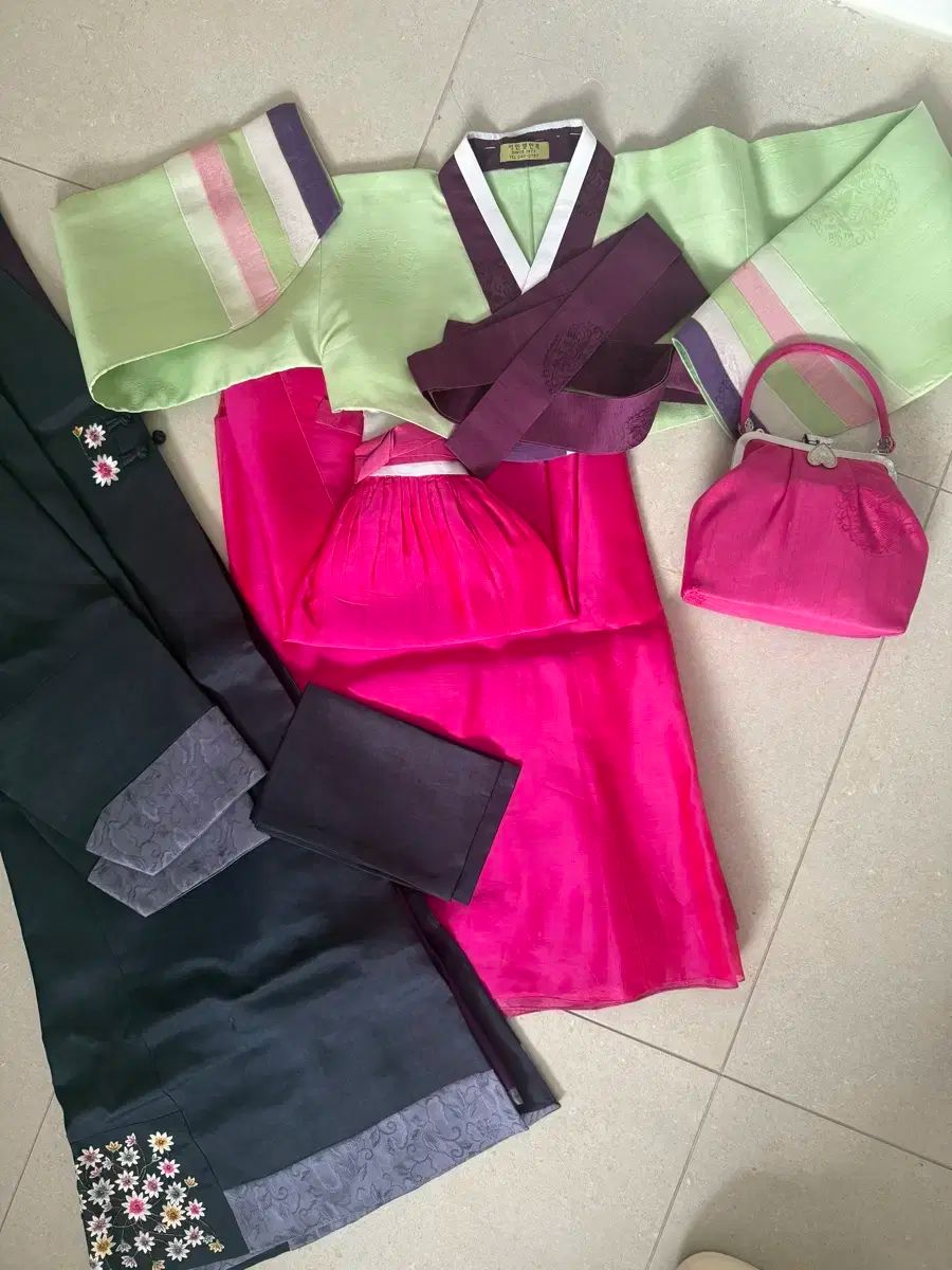 男性用と女性用の韓服シーツ