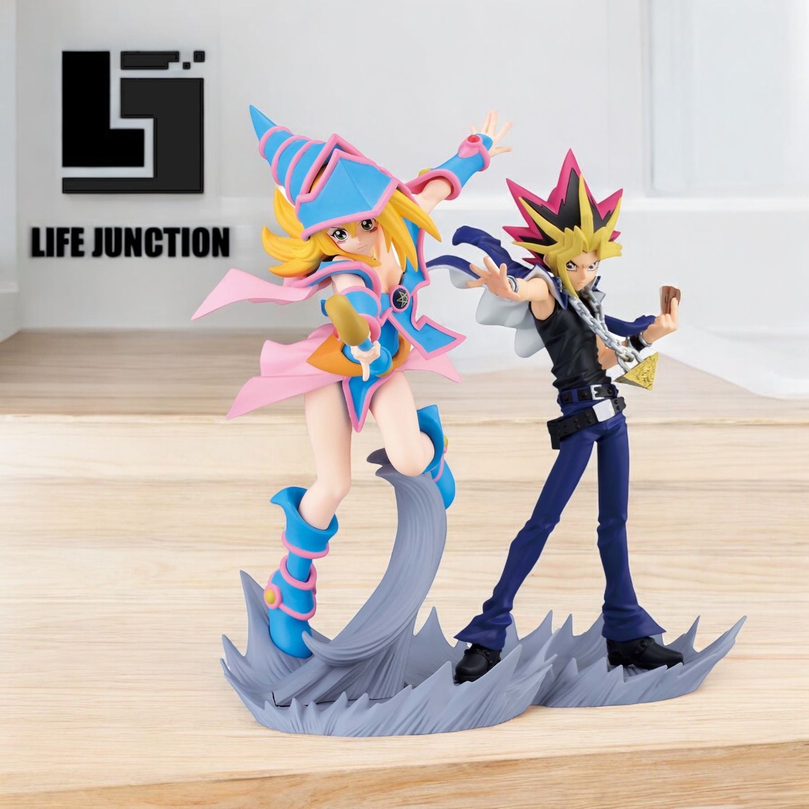 遊戯王、シリーズフィギュアの専用台座，USB 充電。神の光を夜を突き破って 遊戯王、シリーズフィギュアの専用台座，USB 充電。神の光を夜を