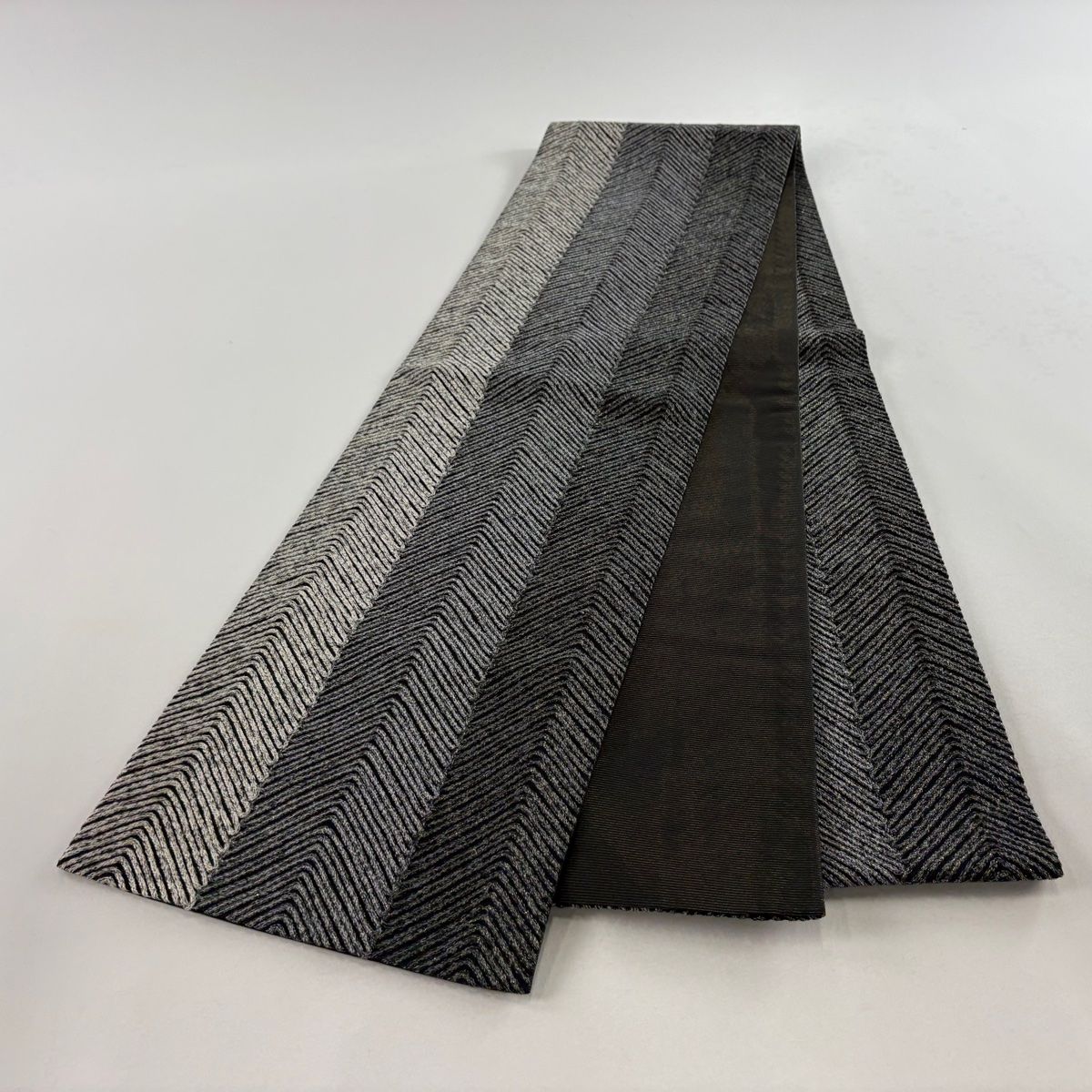 【美品】 袋帯 名品 無月 落款 よろけ縞 幾何学 箔 黒灰 全通 正絹 【】