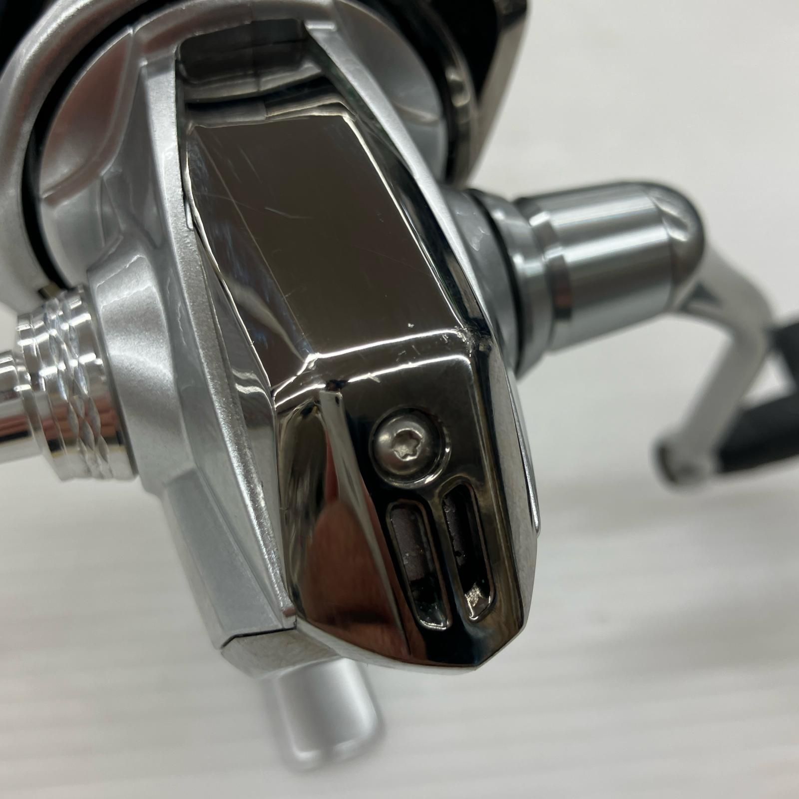 5000円以上送料無料。 σσSHIMANO シマノ 19ストラディック3000MHG 04021 ゴメクサスリールスタンド付き