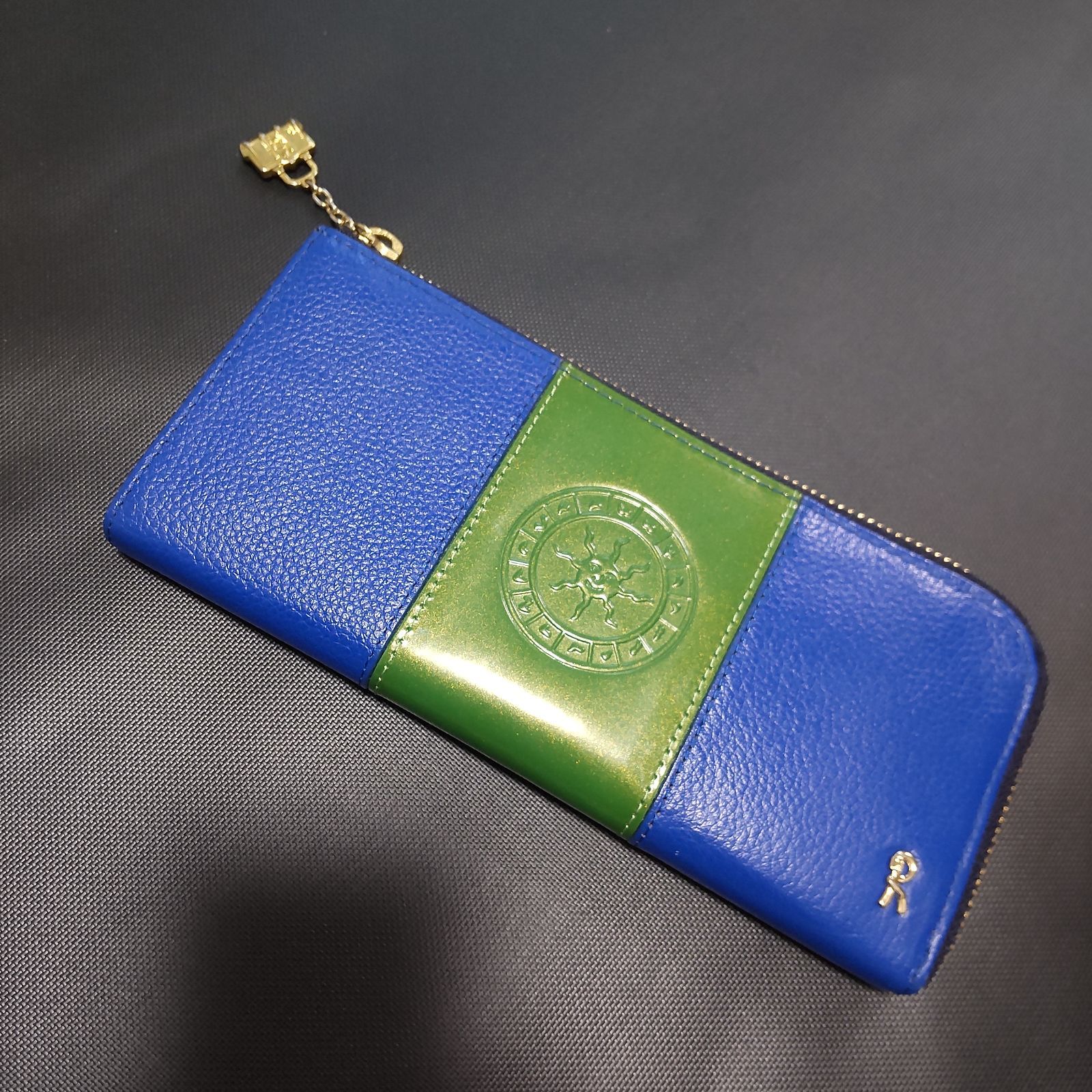 美品【Roberta di Camerino】 ロベルタディカメリーノ エナメル × レザー  長財布  ゴールドチャーム