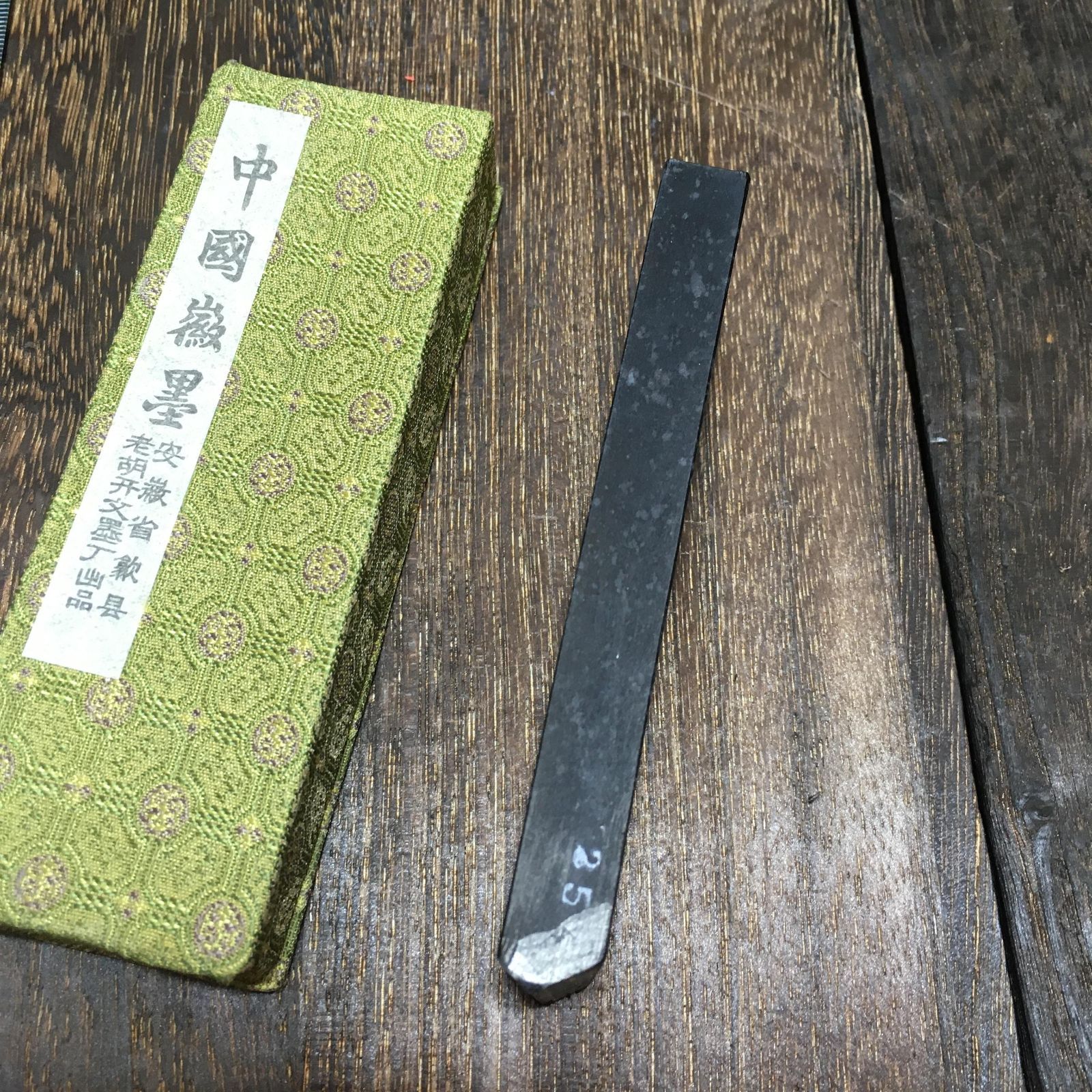 鉄斎翁宝墨 古法油煙　 徽歙老胡開文製　中国　墨 書道 古墨　唐墨 文房四宝 鉄斎翁宝墨 古法油煙 徽歙老胡開文製 中国 墨 書道 古墨 唐墨