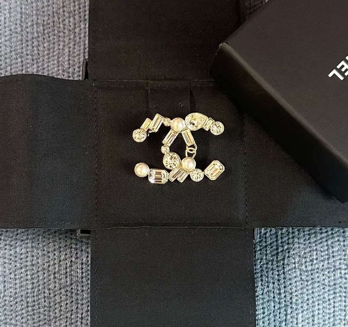 CHANEL パール装飾 CCロゴ ブローチ 新品未使用 正規品 CHANEL(シャネル) パール クリスタル cc ロゴ ブローチ - メルカリ