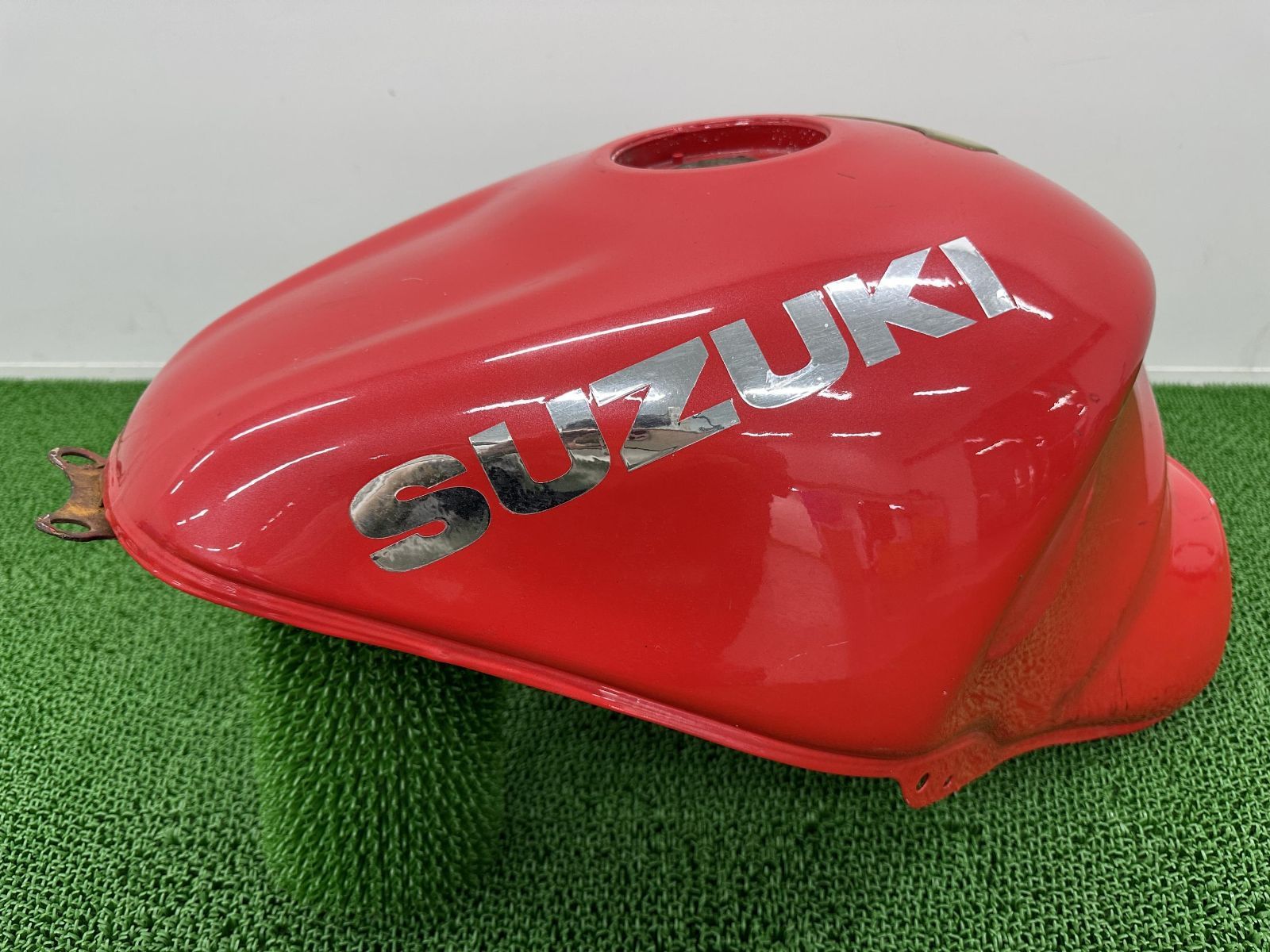 GSX1300Rハヤブサ タンク 赤M スズキ 純正 中古 バイク 部品 GW71A ノーマルガソリンタンク 燃料タンク 修復素材に コケキズ無し