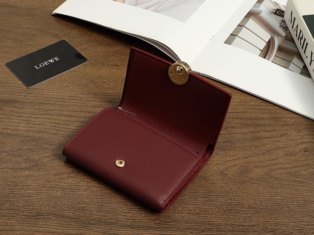 LOEWE ブラックレザー 三つ折り財布 新品 - メルカリ