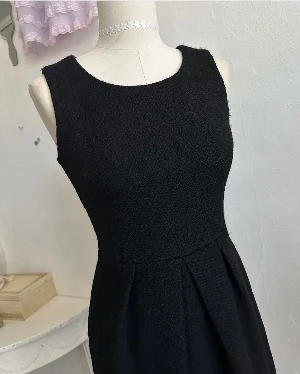 simplicity slim black wool dress