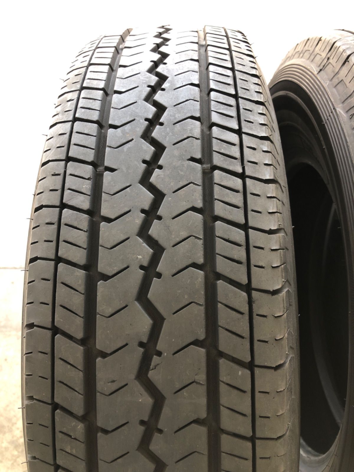 ハイエースキャラバンにトーヨー 195/80R15 夏タイヤ