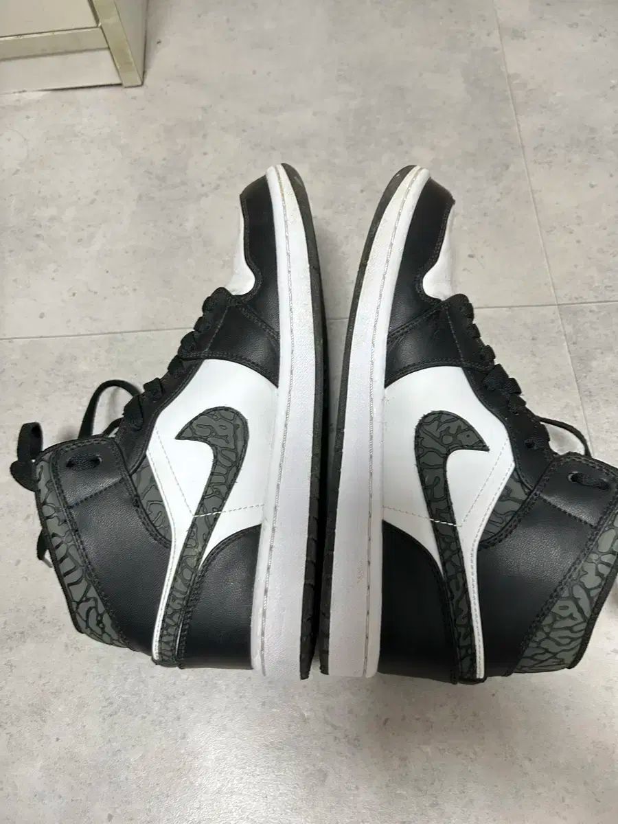 NIKE(ナイキ) ジョーダン ミッド