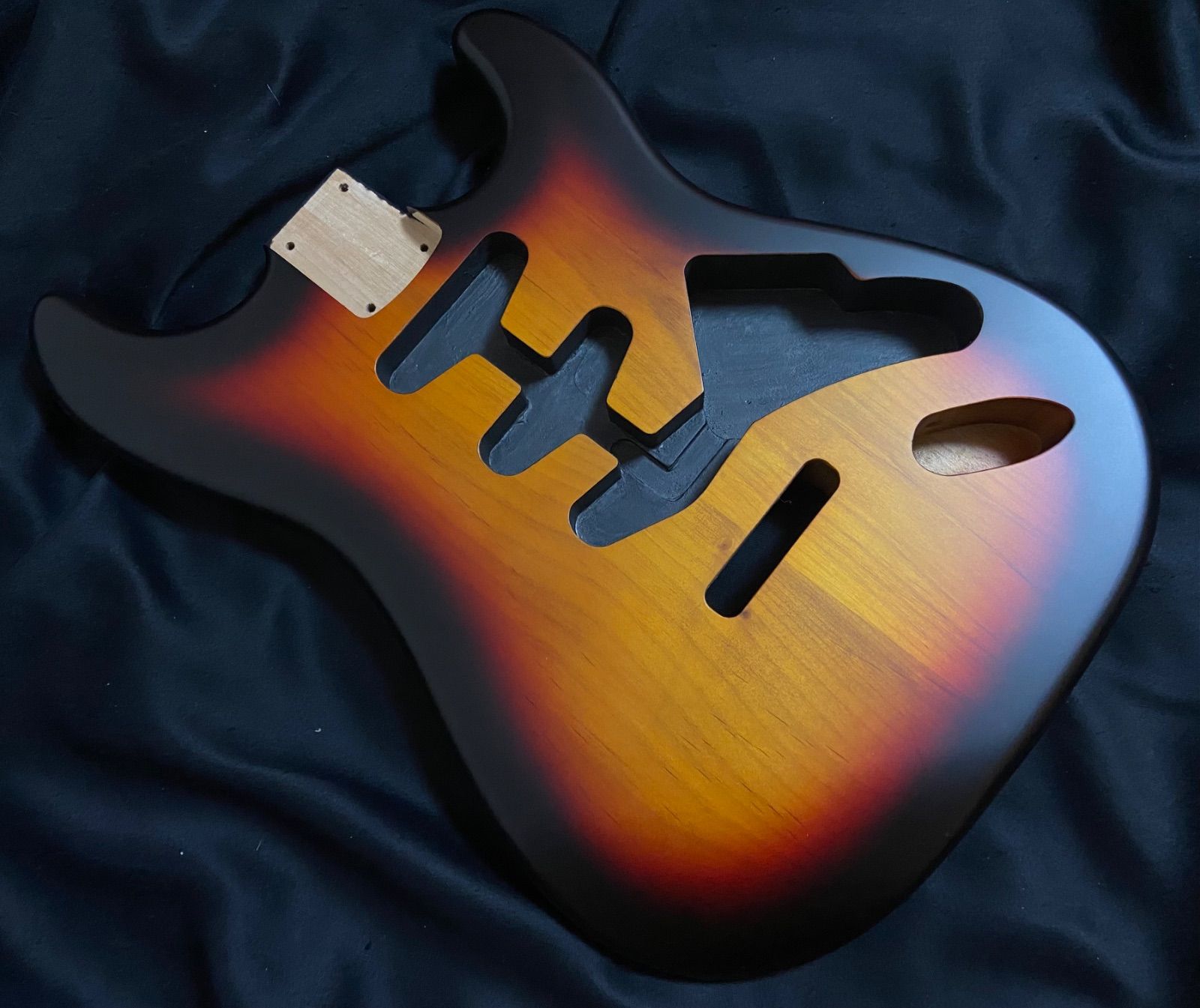 ストラトキャスターボディ ニトロサテン塗装2ピースアルダー