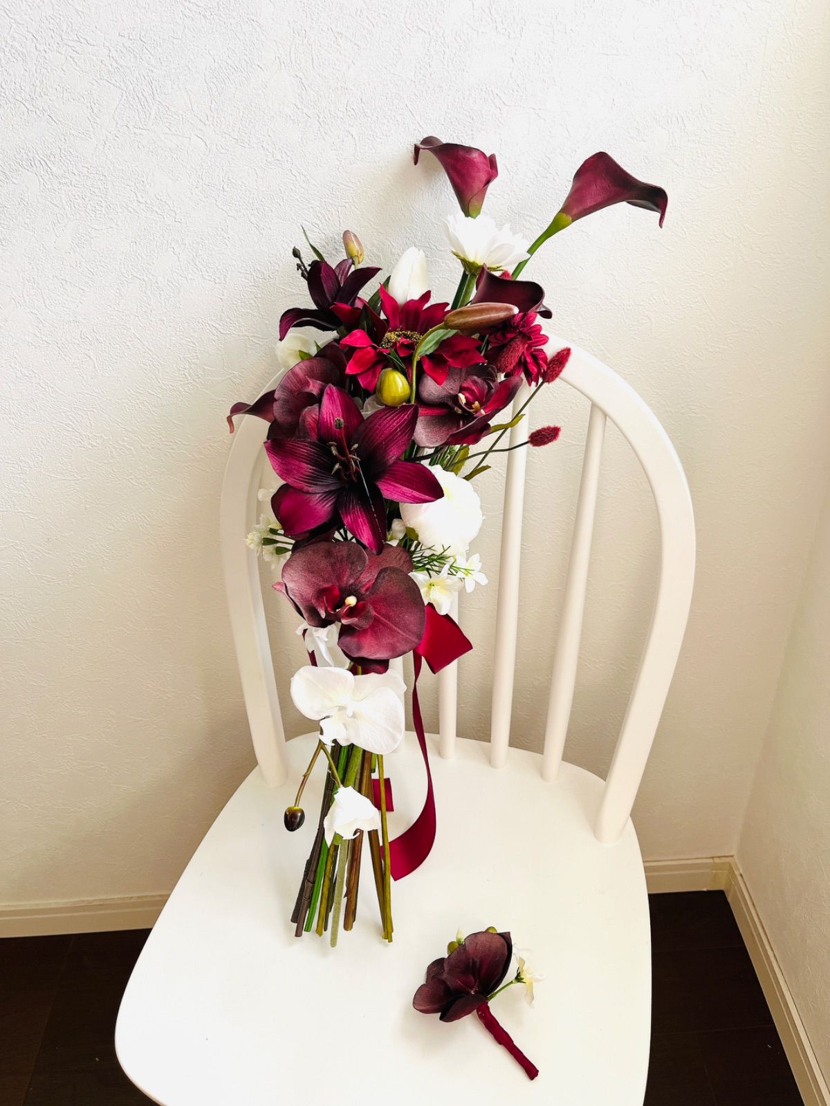 ボルドー&ホワイトの縦長ブーケ アームブーケ ウェディングブーケ