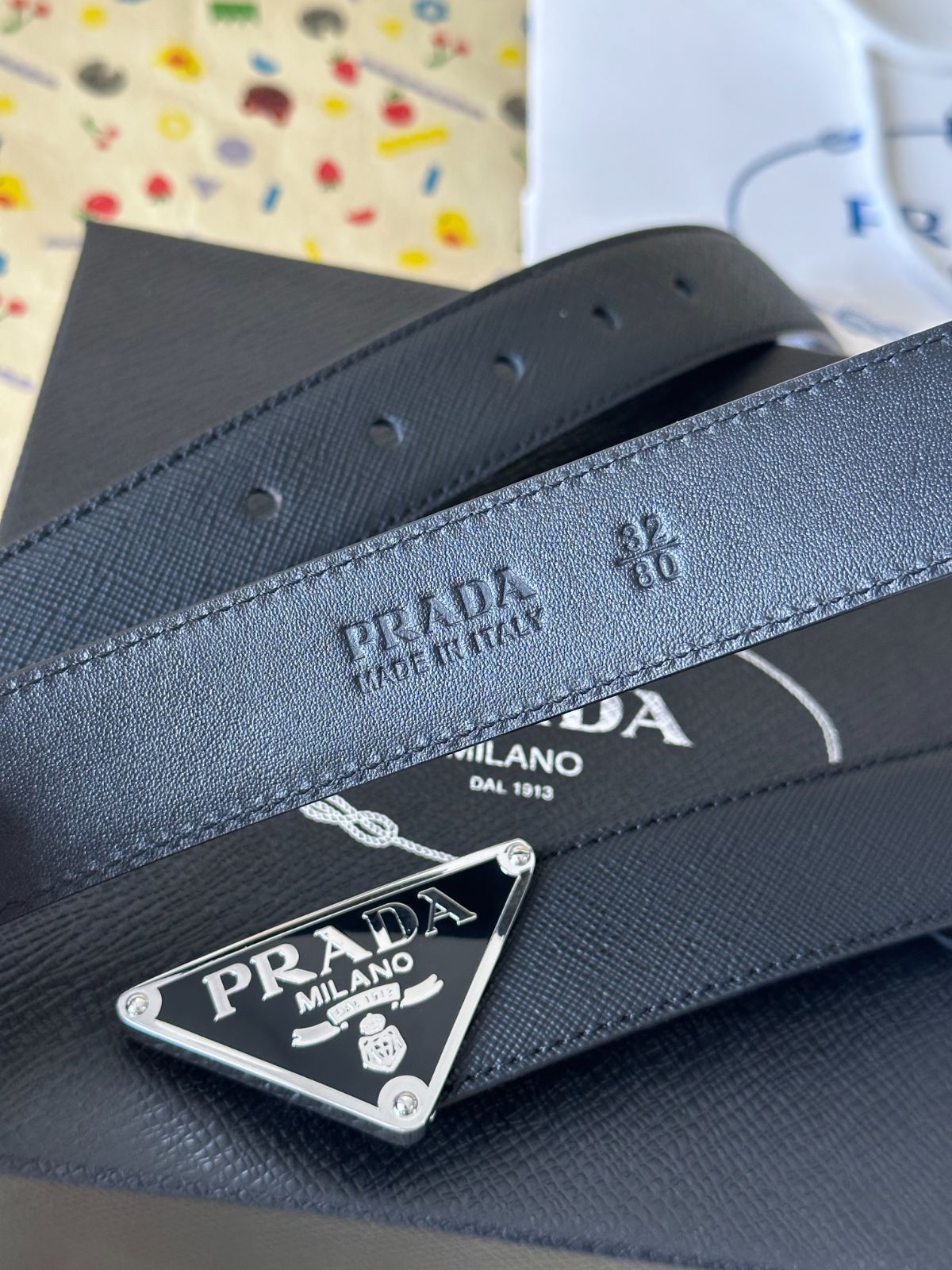 新品PRADA ブラックレザーベルト ロゴプレート付き PRADA】プラダ ロゴ レザー ベルト ブラック