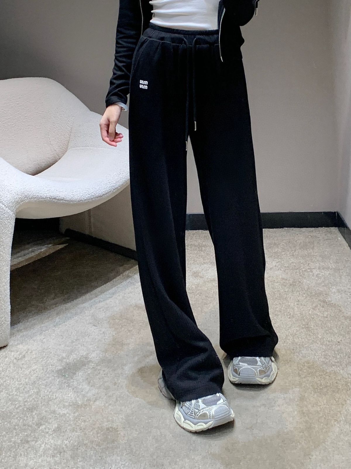 ミュウミュウ Miumiu アルファベット入りフード付きダブルヘッドジップアウターとゴムウエストのレジャー長パンツのセット