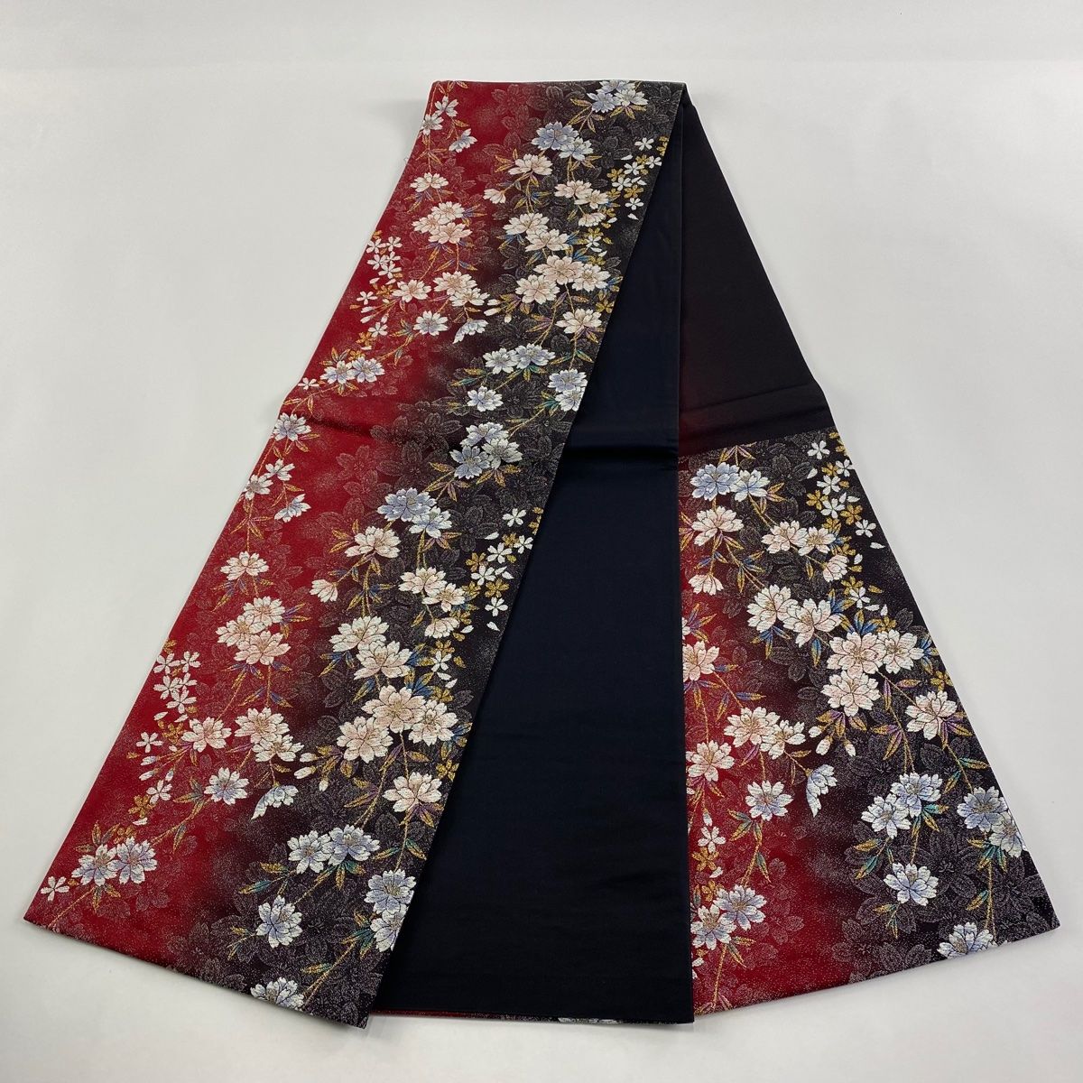 濃い紅に金糸が散りばめられた艶やかな正絹の道行きです 袋帯 美品 秀品 蝶 桜 刺繍 金銀糸 黒 六通 正絹 【中古