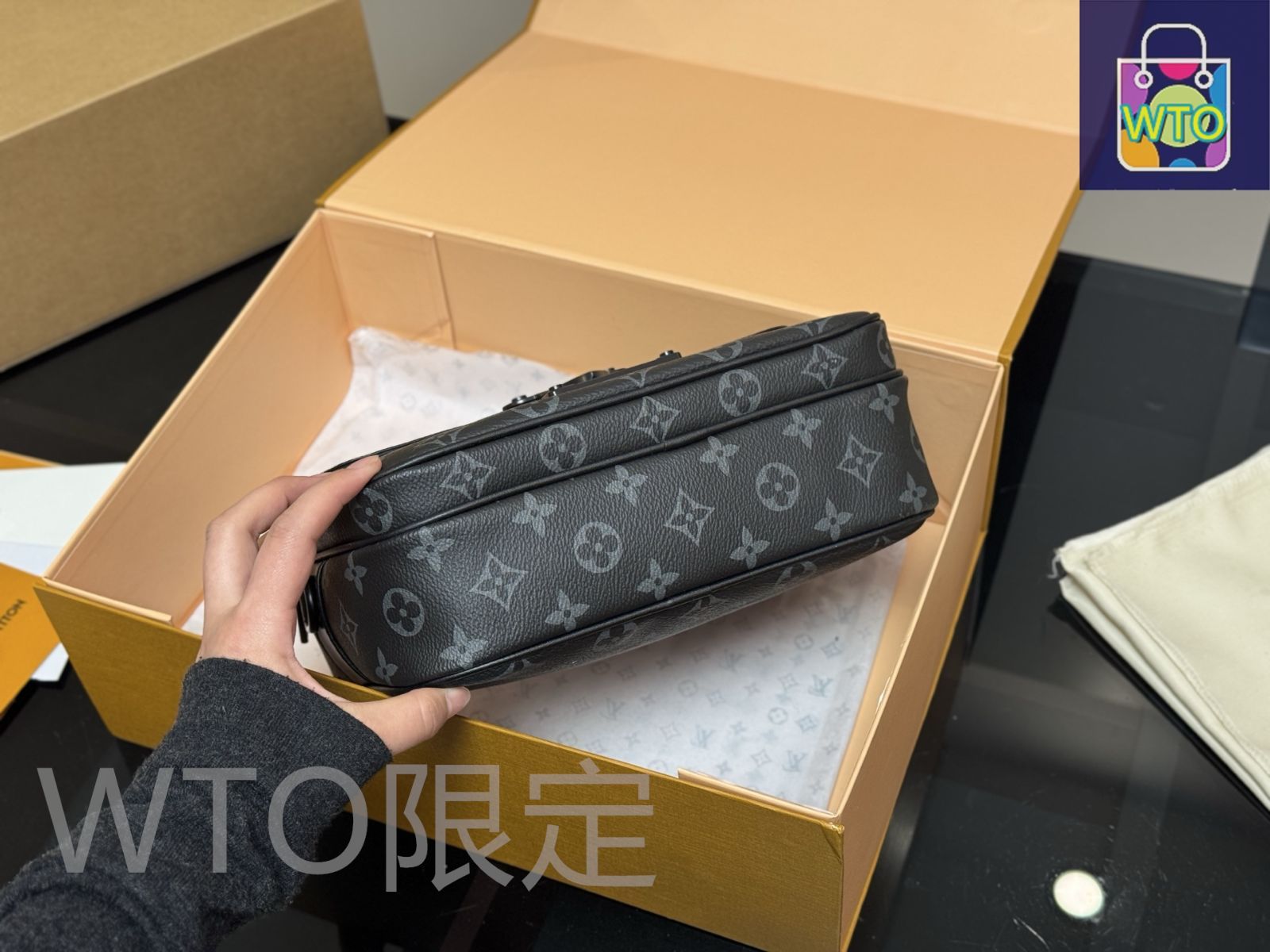 今日特価】Louis Vuitton Men's Slock Messenger Bag・ルイ