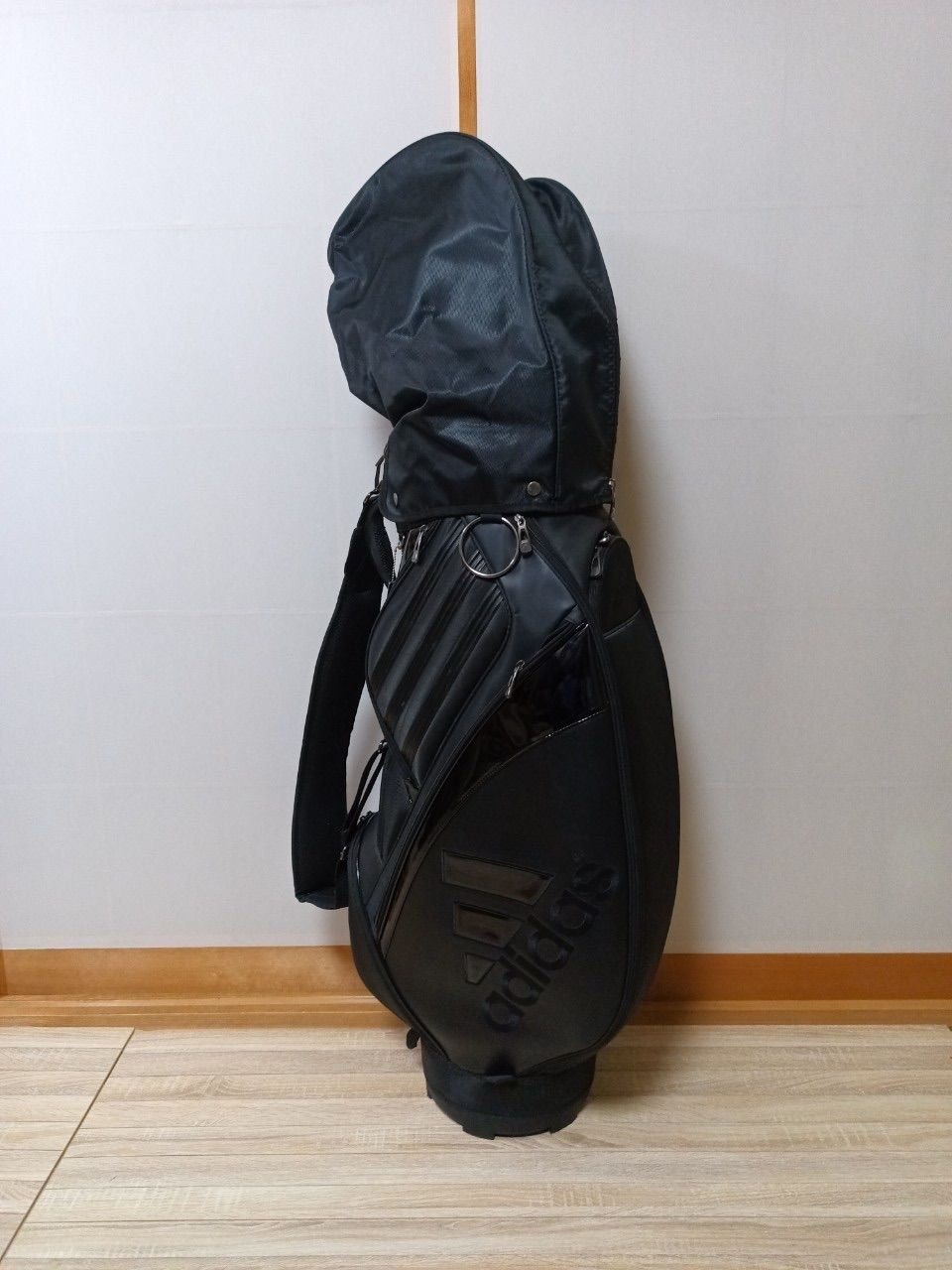 アディダス ゴルフ 軽量キャディーバック９型【ブラック】新品！ adidas ゴルフバッグ 9インチブラック 大容量軽量設計 ポケット多数