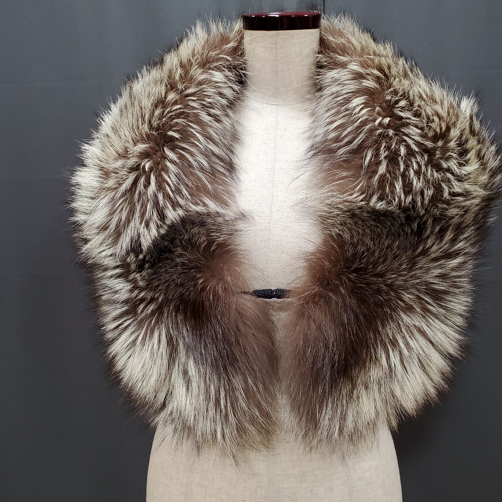 【新品・未使用】フォックスファー　毛皮　リアルファー FOX fur タグ付き SAGA FOX サガフォックス ファーストール リアルファー シルバー