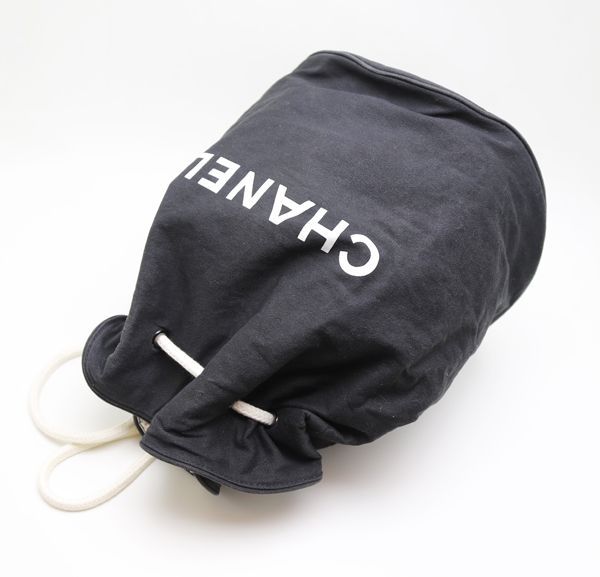 美品　CHANEL シャネルノベルティ 巾着バッグ大 コットンキャンバス ロゴ 美品 CHANEL シャネルノベルティ 巾着バッグ大 コットン