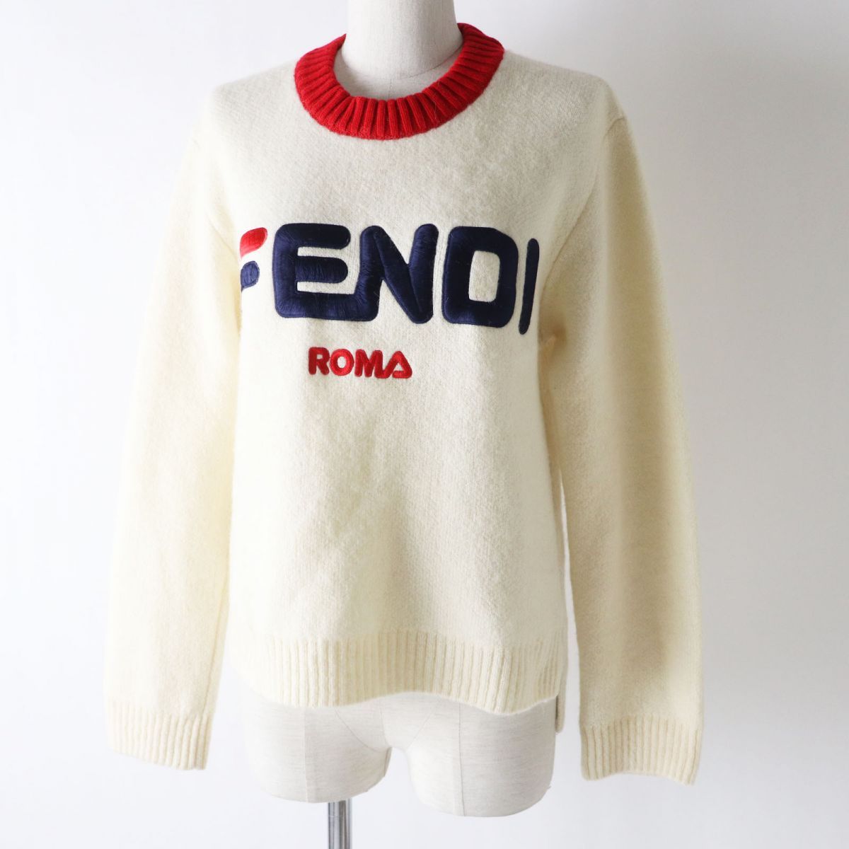 良品◎正規品 伊製 FENDI×FILA フェンディ×フィラ コラボ レディース フロントロゴ刺繍 シルク混 長袖 ニットプルオーバー アイボリー 40