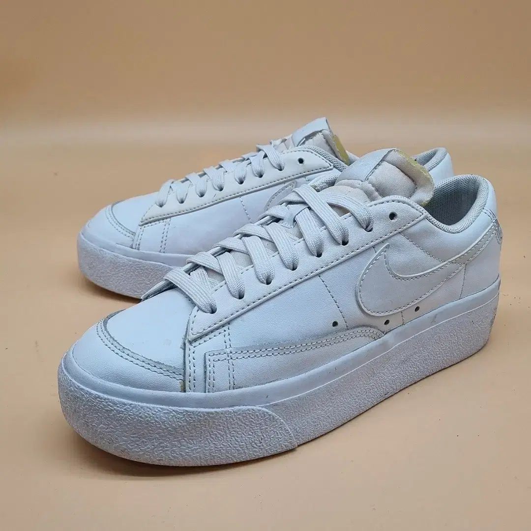 NIKE(ナイキ) ブレーザー フラットフォーム レディーススニーカー 230