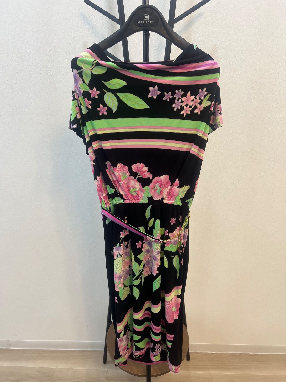 LEONARD FASHION 黒字にピンクの花柄ワンピース