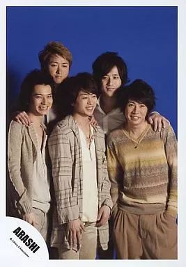 中古】生写真(ジャニーズ) 嵐/集合(5人)/膝上・センター櫻井