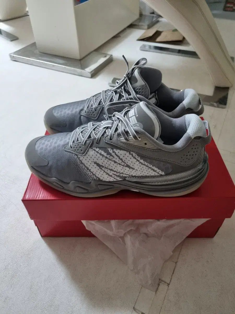 着陸に失敗した製品 New Balance ニューバランス ヘッジされた ロー v2 バスケットシューズ 275
