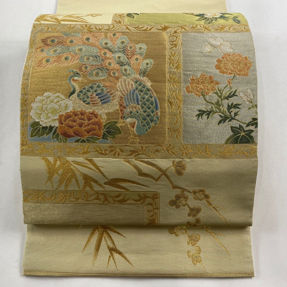 袋帯 名品 川島織物 落款 関西仕立て 孔雀 牡丹 金銀糸 箔 ベージュ お太鼓柄 正絹