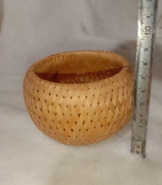 小さなかごを手編みテーブルに小物を収納します