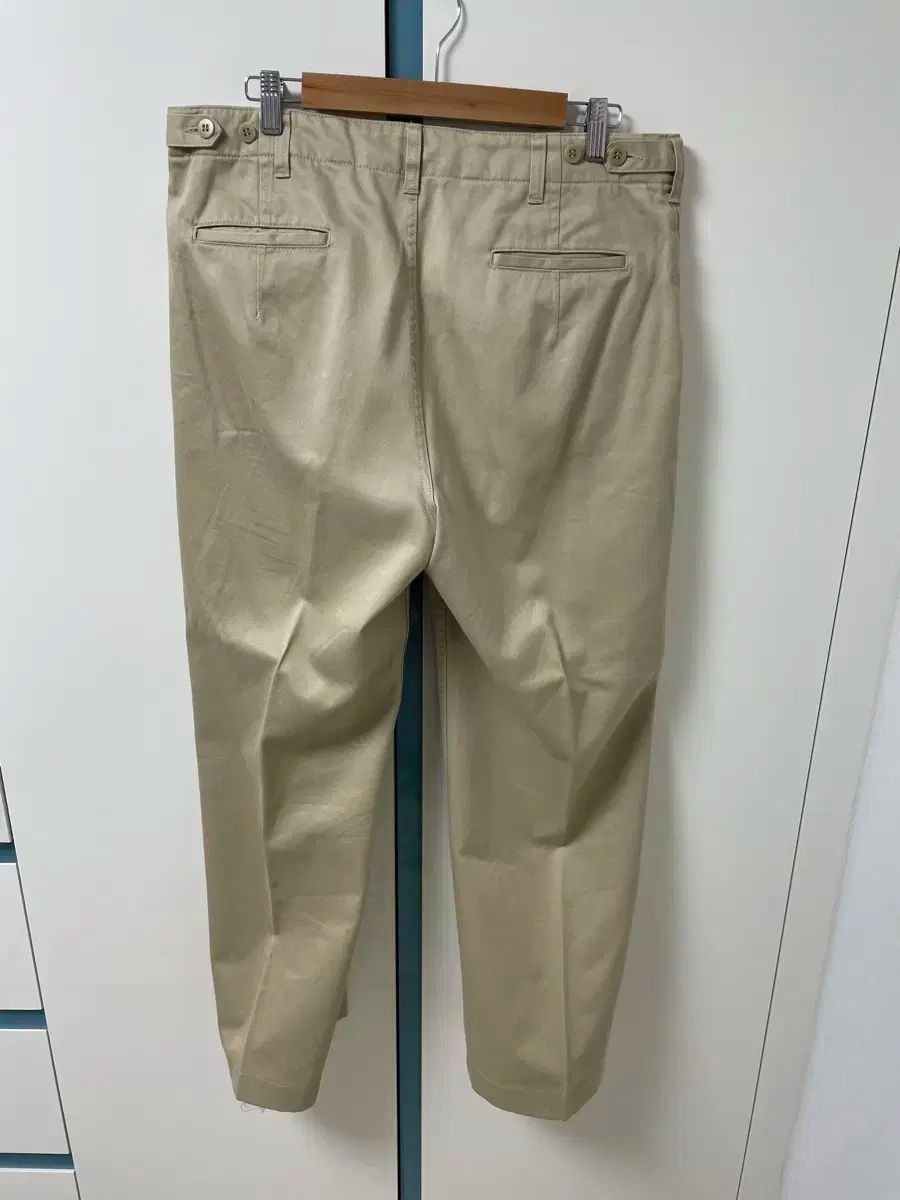 オフィサーチノ ベージュ