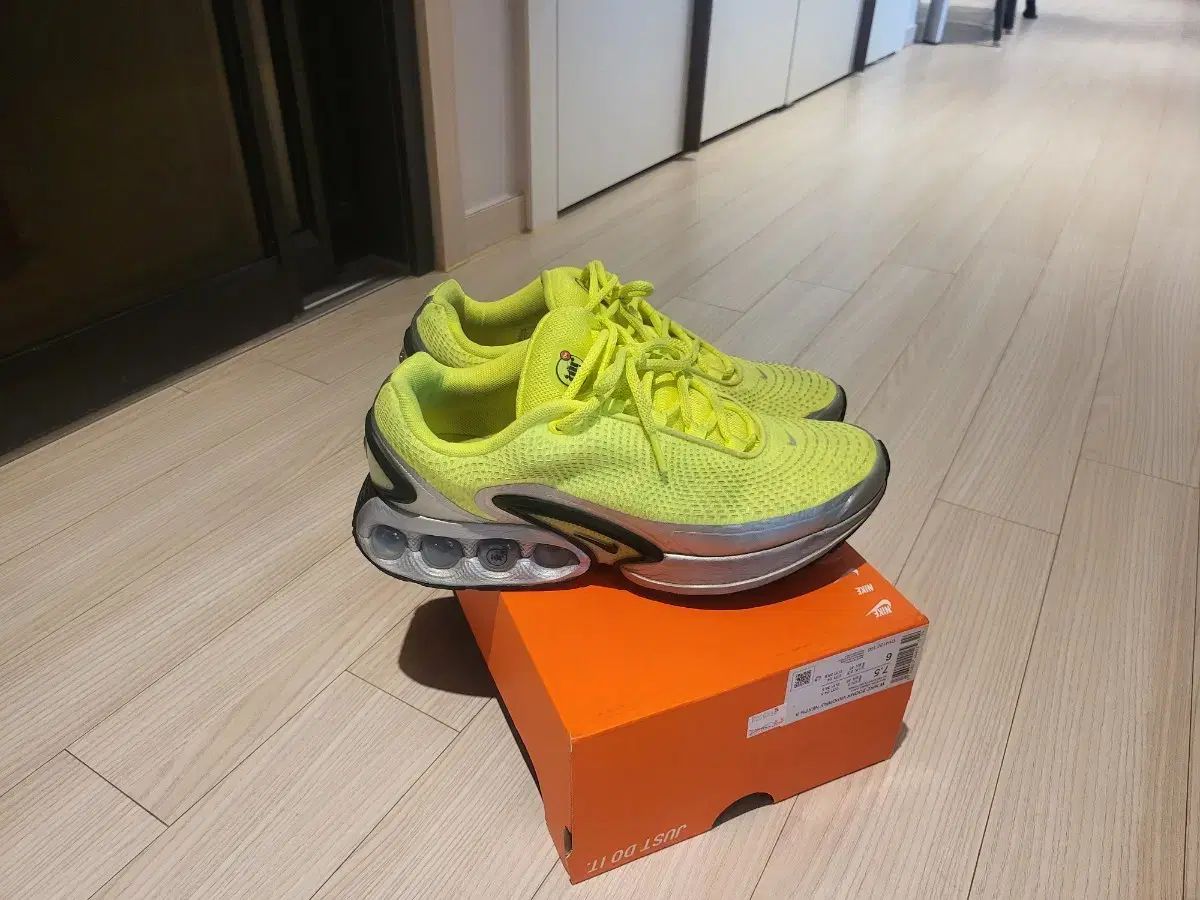 NIKE