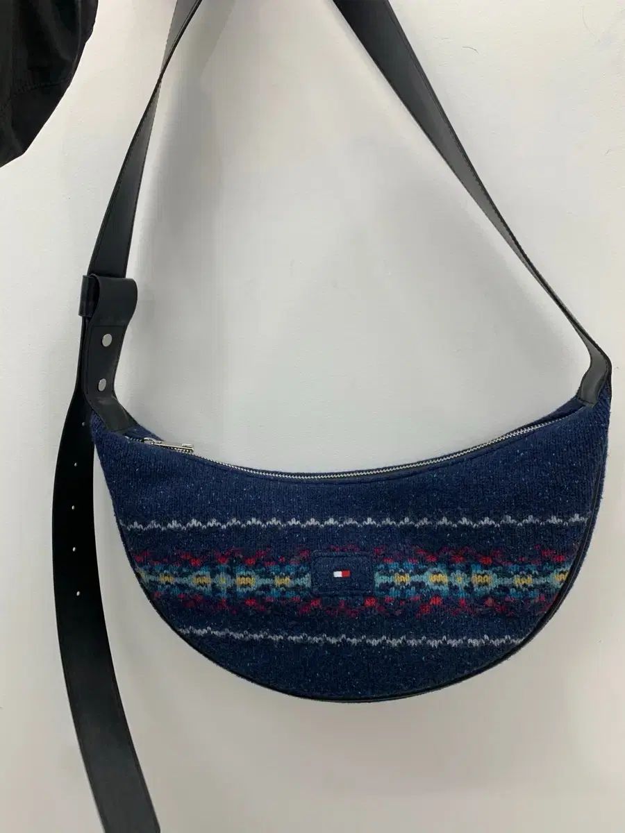 製造中止 ケリー ノルディック Tommy Hilfiger トミーヒルフィガー ハーフムーンバッグ