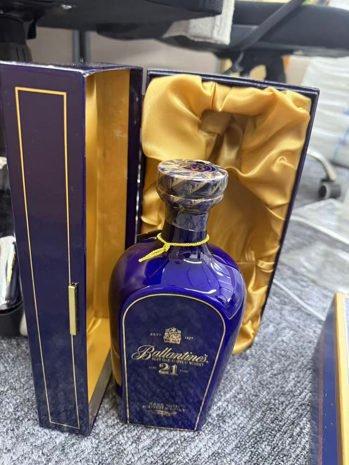 バランタイン21年 陶器ボトル