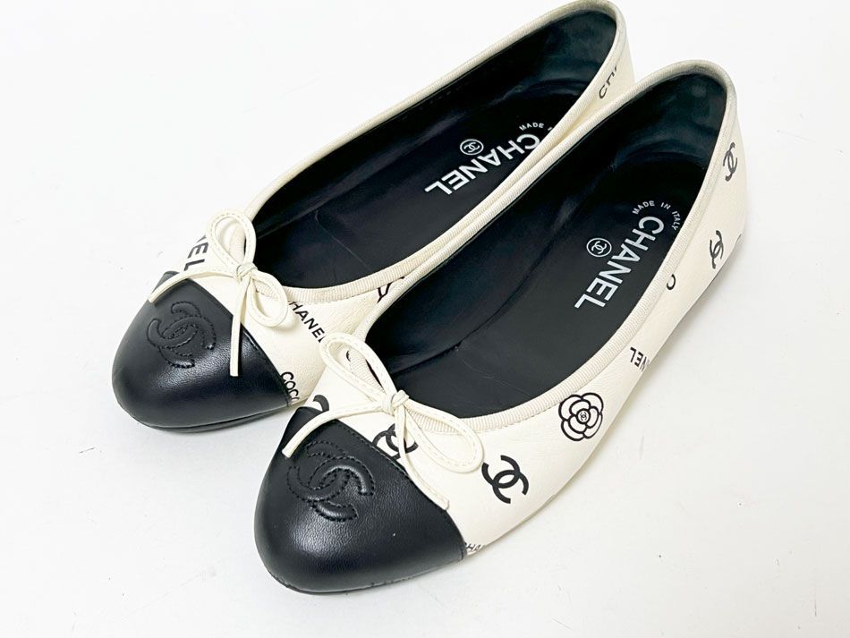 CHANEL シャネル レディース バレリーナ フラット シューズ 靴 カメリア プリント ラムスキン ホワイト ブラック サイズ 38 23P G39808 Y56339 K5342